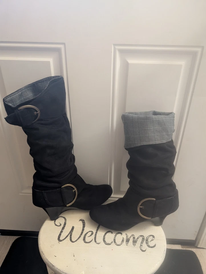 Botas para mujer Naughty Monkey negras curadas con hebilla Foto 2 de 4