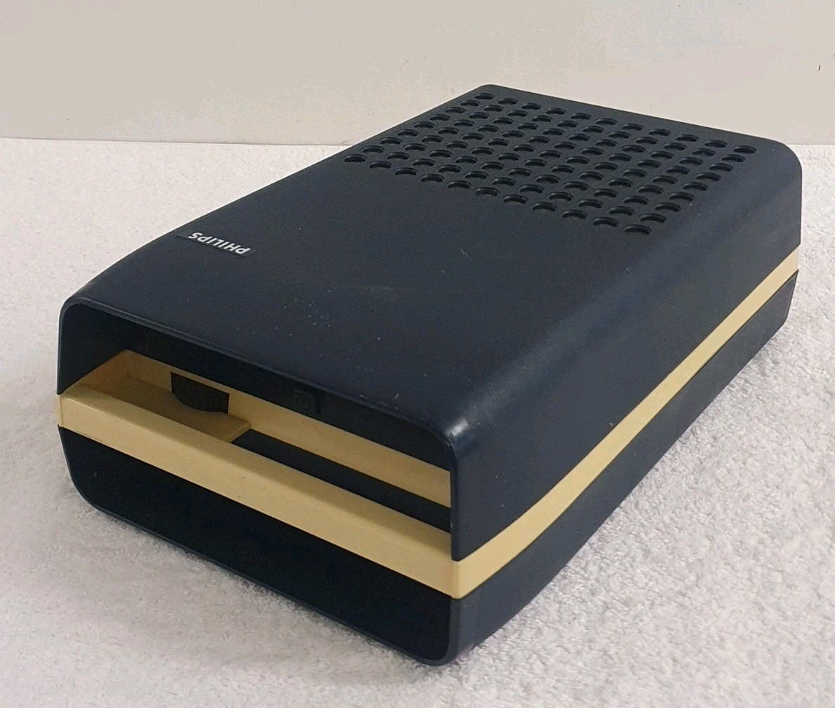 Rare vintage (1972) Philips GF403 "Party-de-Luxe" folding 3-speed red
