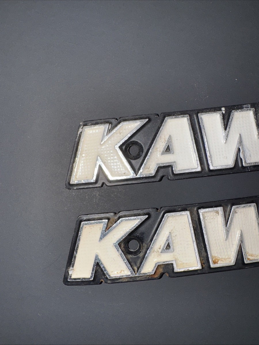 구체.vintage Kawasaki 1973 73 Z1 900 Z1900 OEM Early Short 122mm Tank Emblems