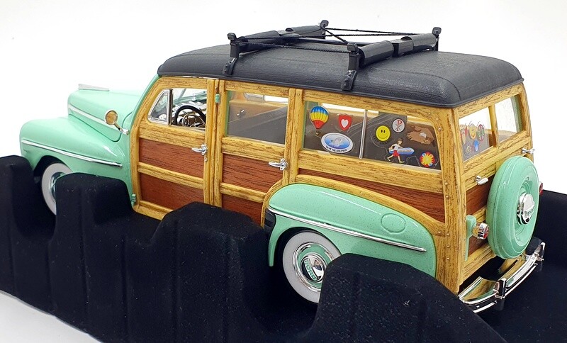 Road Signature 1/18 Scale Diecast 20028 - 1948 Ford Woody - Green 
