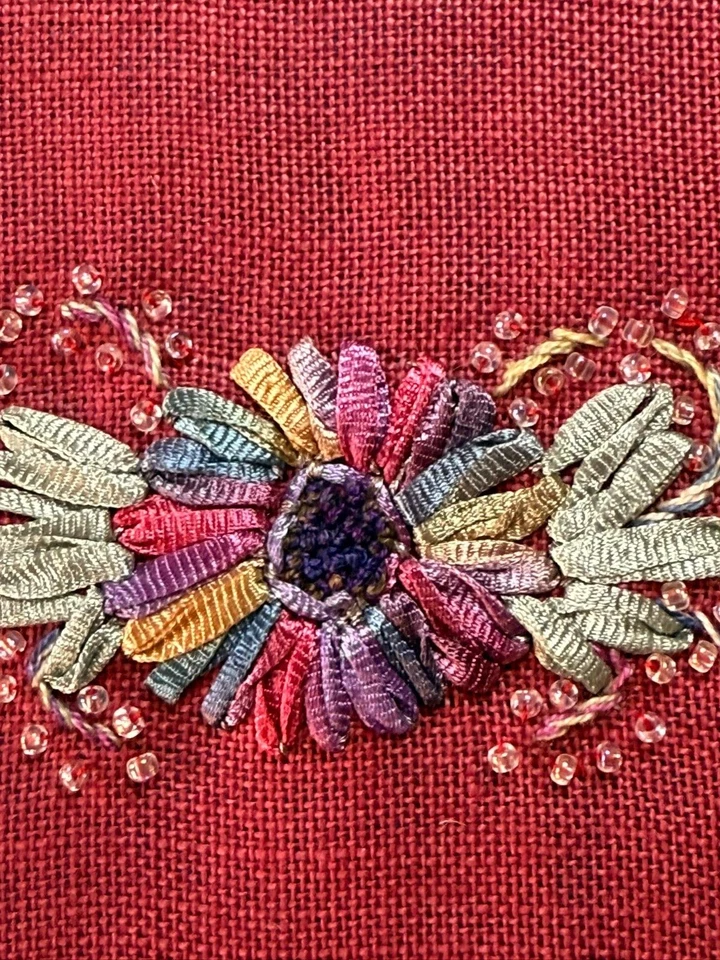 BRODERIE A INCRUSTER  - BRODERIE RUBAN ET PERLES sur lin rouge - Photo 3/3