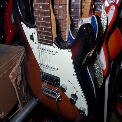 LINE 6  JAMES TYLER VARIAX JTV 69 MODELING GUITAR