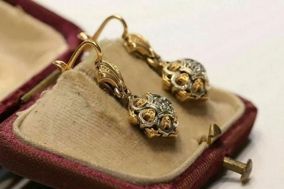 Brincos de casamento estilo art déco redondos criados em laboratório com acabamento em ouro amarelo 14K - Imagem 3 de 4