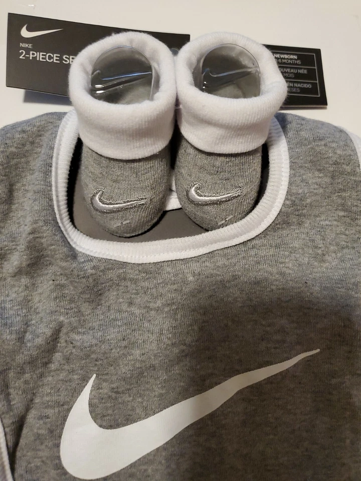 Conjunto de botines y babero para bebé Nike, talla 0-6 meses, blanco, gris, regalo de ducha  Foto 3 de 3