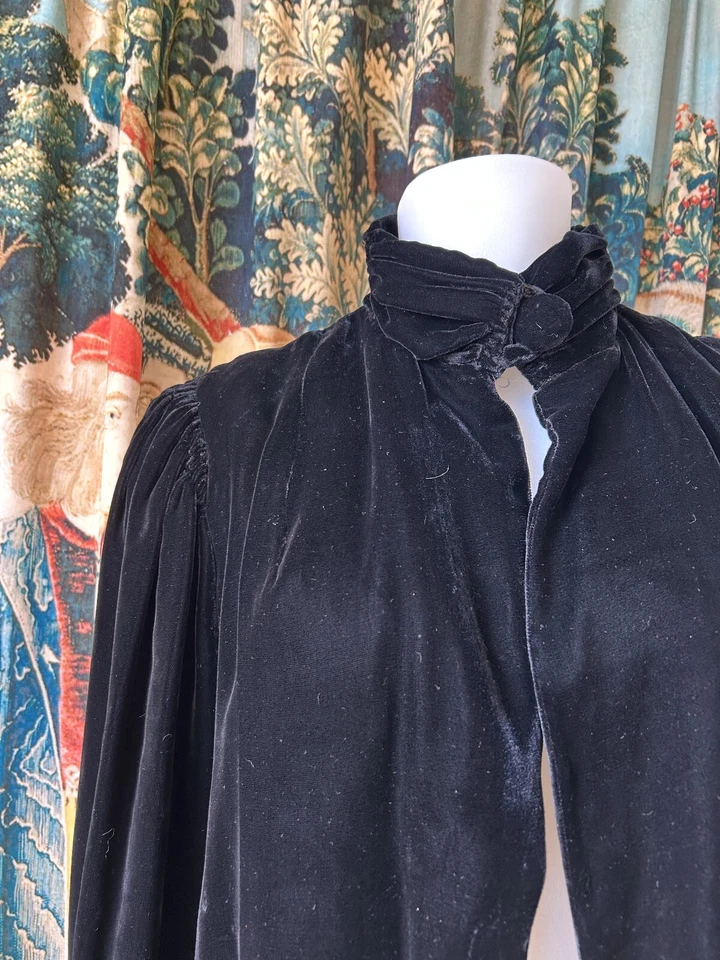 Impresionante abrigo de terciopelo de seda negro tinta años 30 con forro de satén años 40 30 vintage Foto 2 de 4