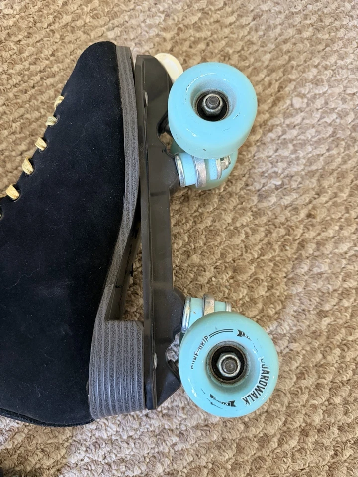 Suregrip Boardwalk rollerskates  Black Size 8 With Colored Laces And Jam Plugs - Image 4 of 4