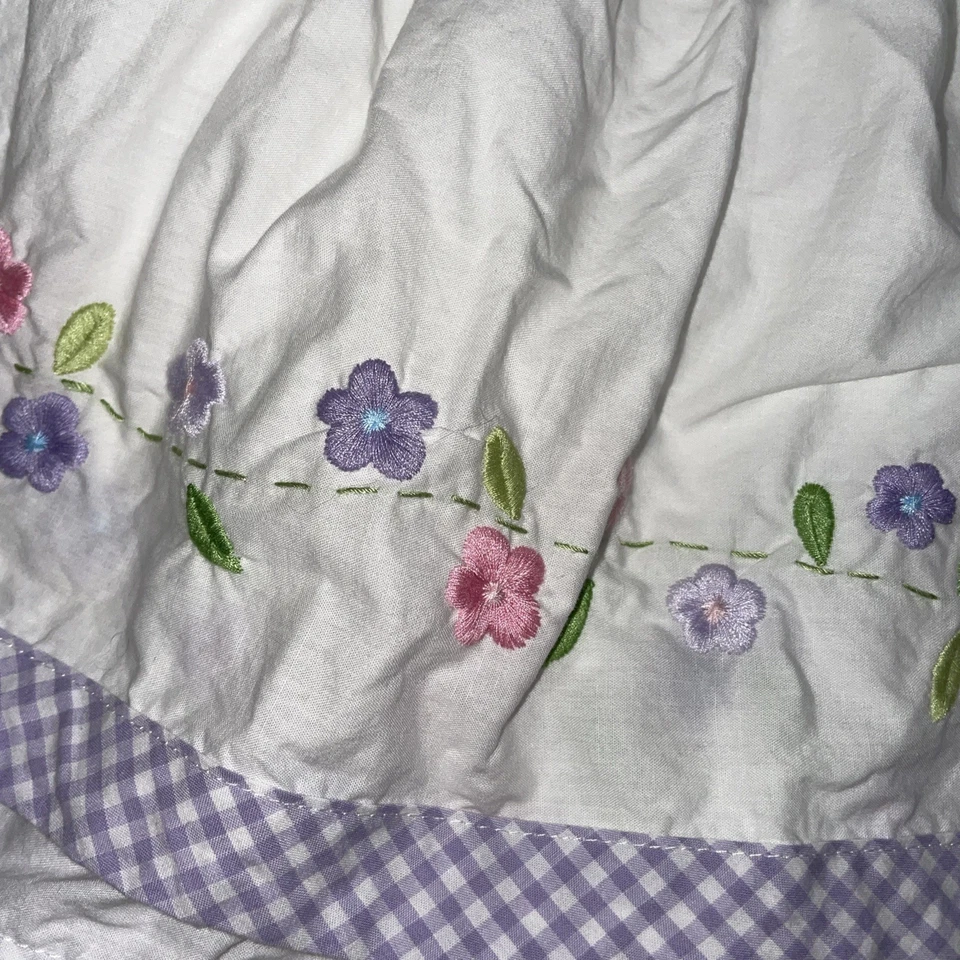 Falda de cuna Pottery Barn Kids verde a cuadros de guinga floral bordada con volantes en polvo Foto 2 de 4