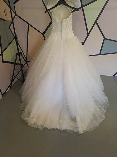 Oleg Cassini Brautkleid gebraucht (Größe 8) elfenbeinweiß trägerlos Raffung Glocke - Bild 10 von 17