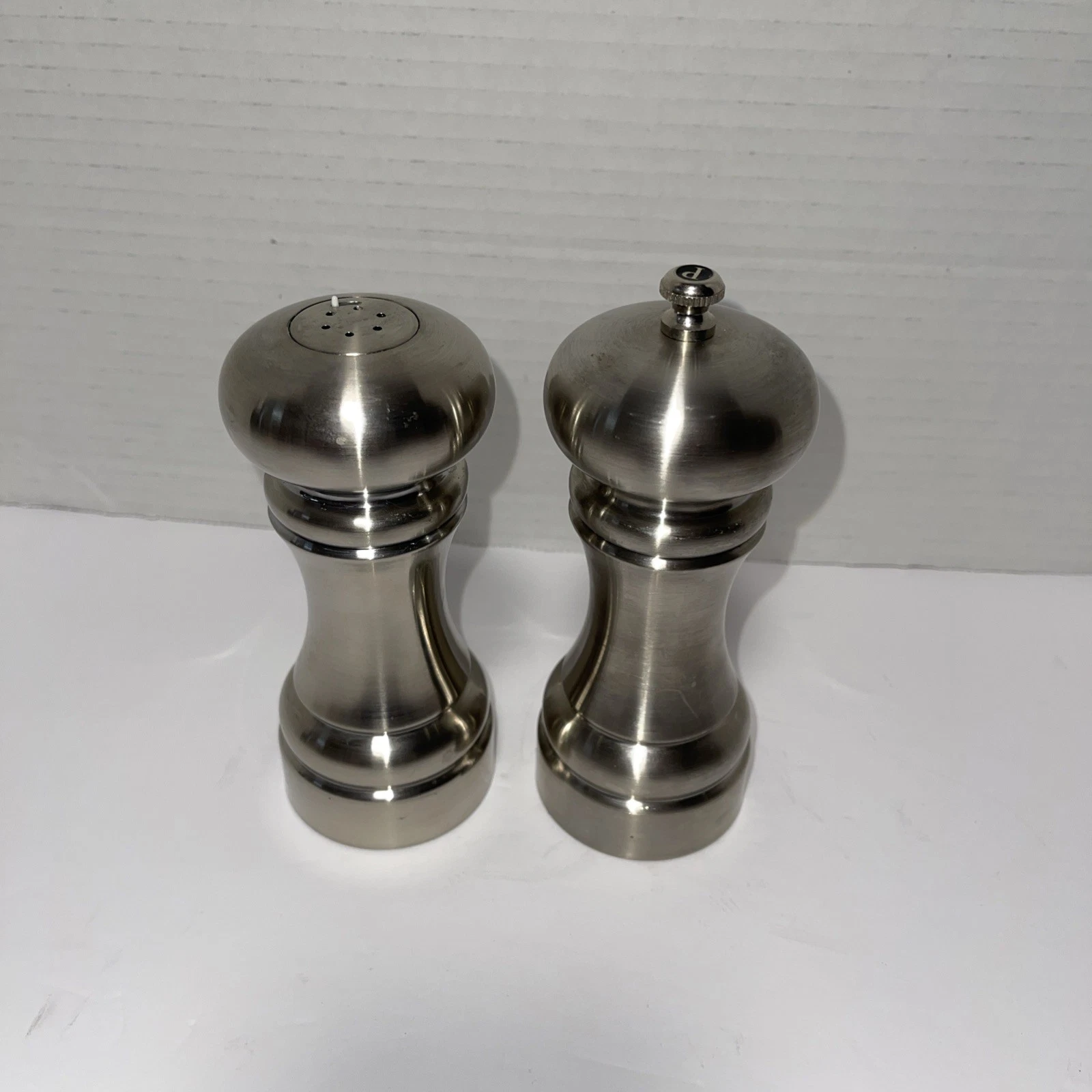 Chef, Specialties pepper mill and salt shaker set, 6 Inches Tall