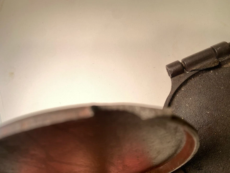 Pre Griswold 伊利编号 8铸铁翻盘烧烤盘2406,2408单折铰链 — 第 4/4 张图片