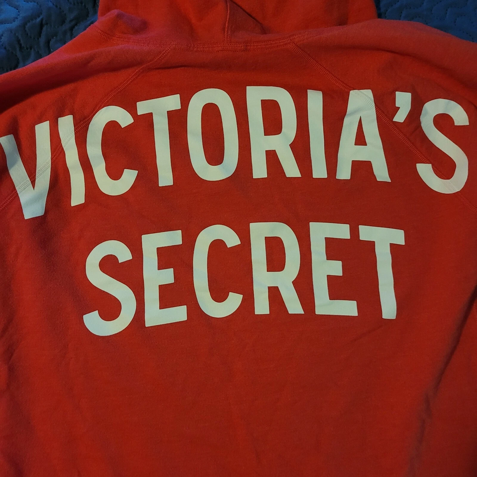 UNDERCOVER FELPA CON CAPPUCCIO DA DONNA~VICTORIA'S SECRET~FELPA CON CAPPUCCIO A COLLO DIVISO~MEDIA~VS ALI D'ANGELO