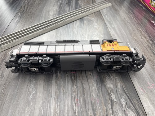 MTH 20-2188-1 Union Pacific EMD GP38-2 Diesel Locomotive Cab# 1987 / New .49 - Picture 9 of 12