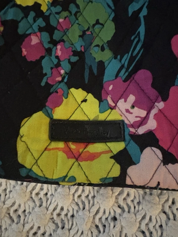 Vera Bradley Hilo Prado Negro y Rosa Floral Almuerzo Ramo Refrigerador Aislado Foto 2 de 4