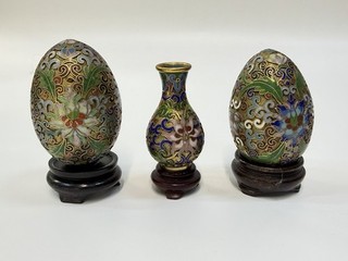 2 chinesische Cloisonne Eier & kleine Vase mit farbigem Blumendekor Emaille