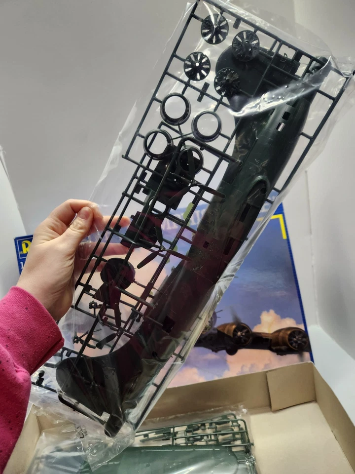 REVELL 04297 B-17F MEMPHIS BELLE MODEL WWII Bomber Plane KIT 1:48 SCALE OPEN BOX - Image 3 of 4