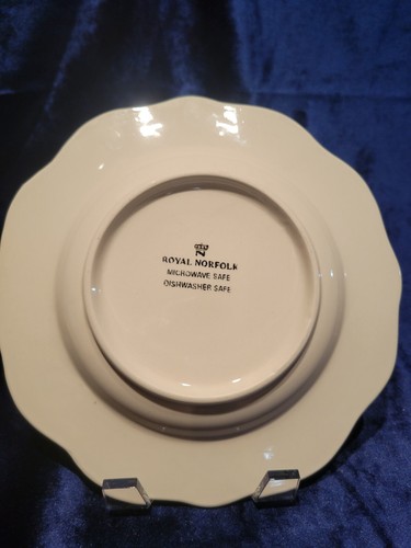 Christmas Lunch/Salad Plate by Royal Norfolk. #81 - Picture 2 of 3