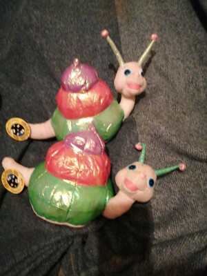 SNAIL Character Co. ''Straight Outta Toysville'' ZWEI SCHNECKEN MIT EMBLEM AUF JEDEM 