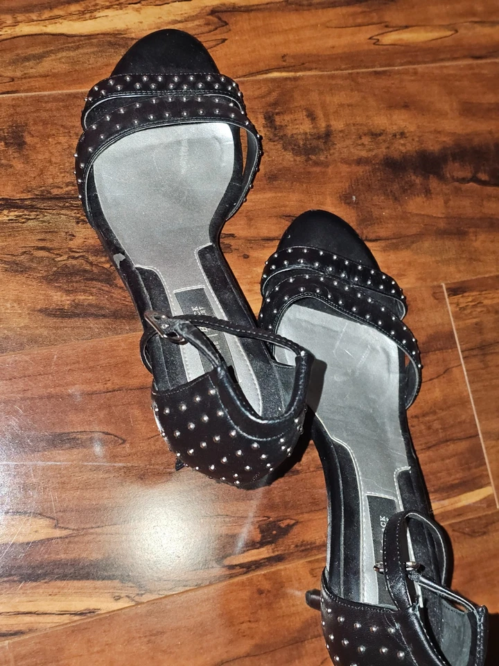 TACONES NEGROS, CASA BLANCA MERCADO NEGRO TIRAS PUNTA ABIERTA - TALLA 7 TACHONADOS Foto 2 de 4