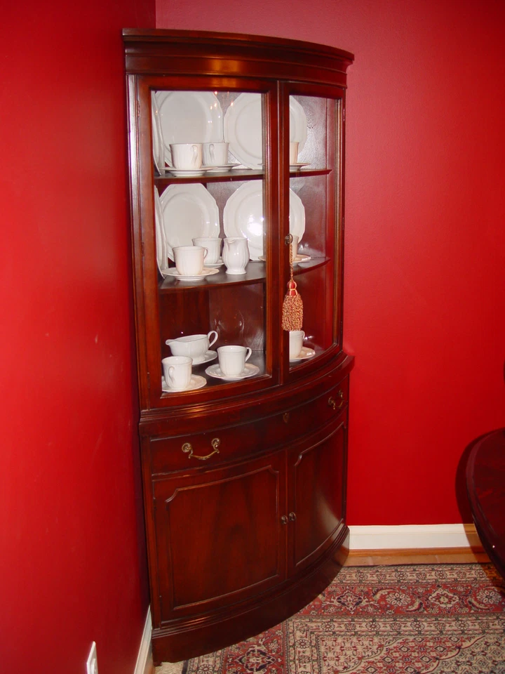 Antiguo gabinete de esquina frontal con arco de caoba Broyhill de 1930 (cantidad 2) Foto 2 de 4