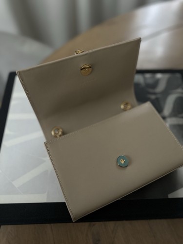 BORSA A TRACOLLA SAINT LAURENT BIEGE PELLE LISCIA VITELLO PICCOLA NAPPA 'KATE' GHW - Foto 19 di 24