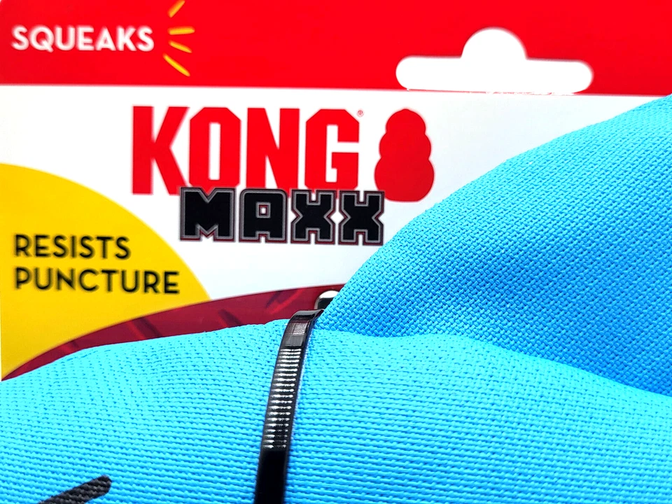 KONG Maxx Tiburón Medio Duradero Chirriante Suave Resistente a Pinchazos Juguete para Buscar Perros 10" Foto 4 de 4