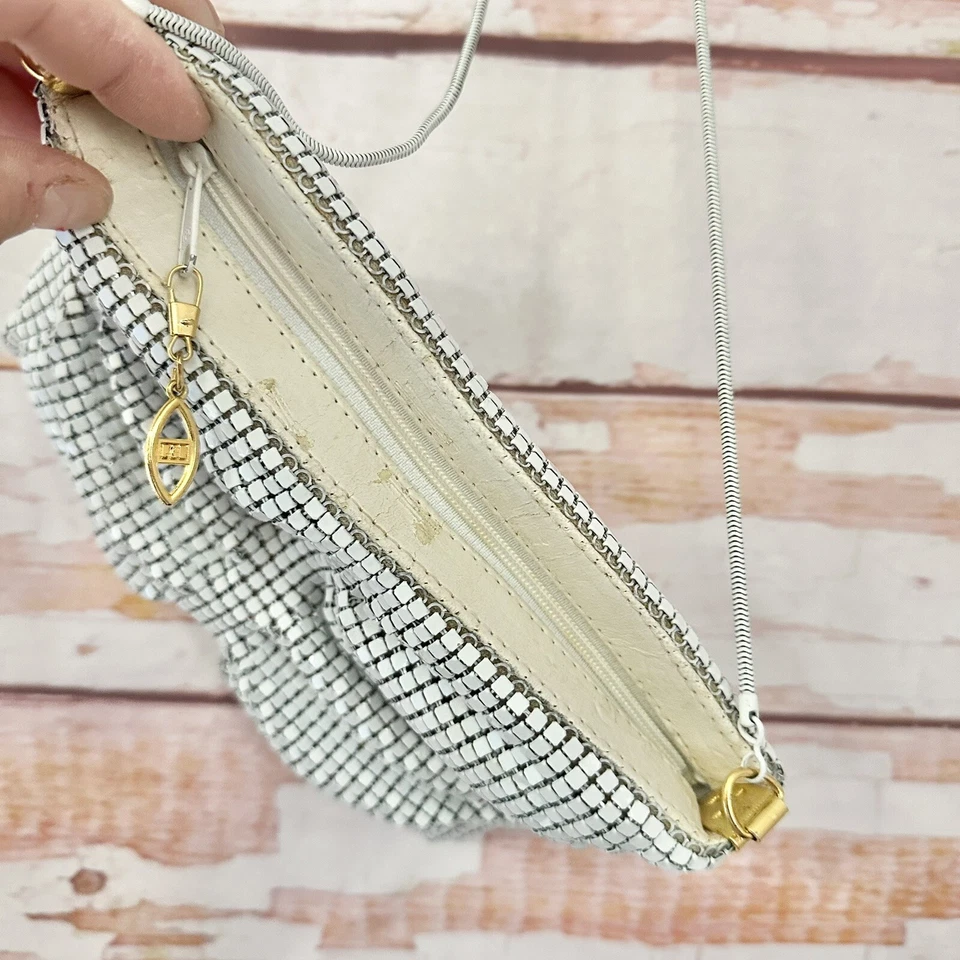 Bolso sin asas vintage blanco drapeado de malla metálica años 80 90 Glam Rock Foto 4 de 4