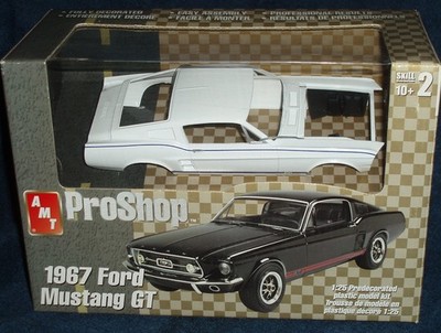 Maquette Ford Mustang GT Fastback 1967 – échelle 1:25 – Kit AMT, Pièces Moulées, Autocollants, Dès 14 Ans