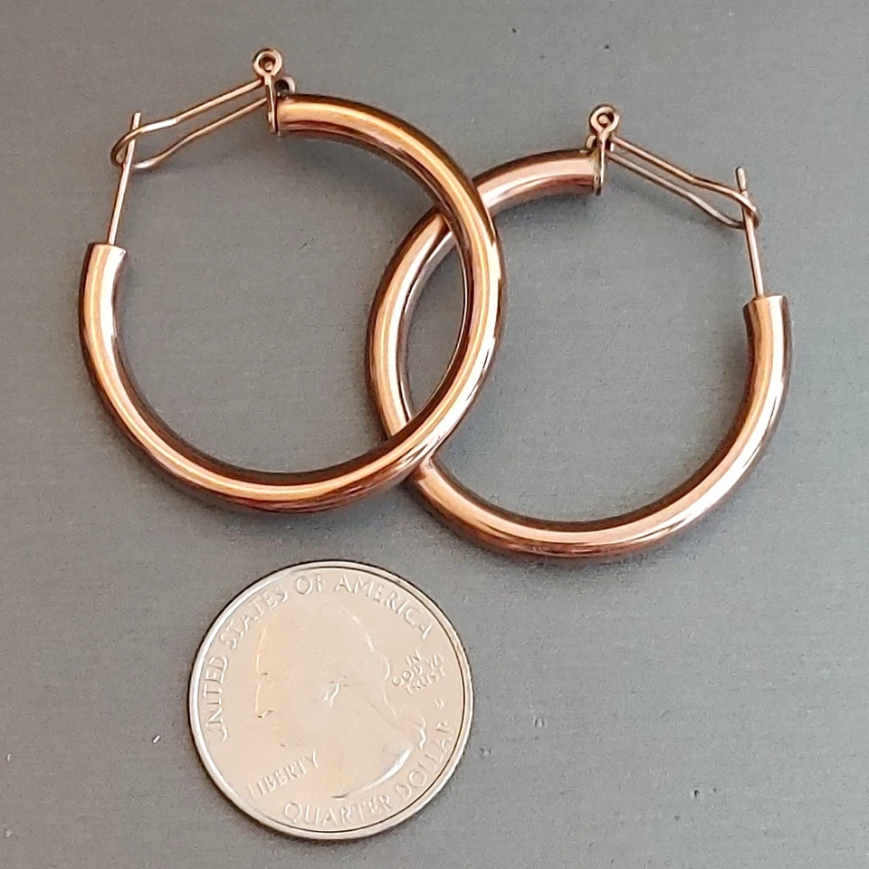 Серьги-кольца из нержавеющей стали цвета розового золота Omega Post 1,5 дюйма - Изображение 3 из 4