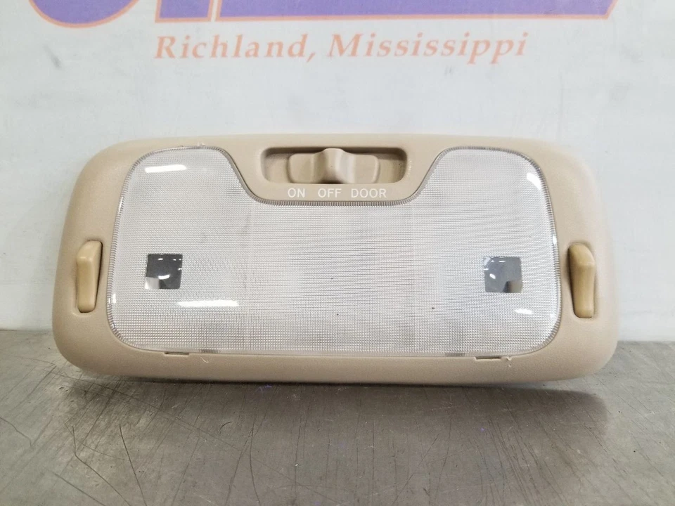 06 2006 LEXUS LX470 FRONT CENTER OVERHEAD REAR DOME LIGHT TAN - Image 4 of 4