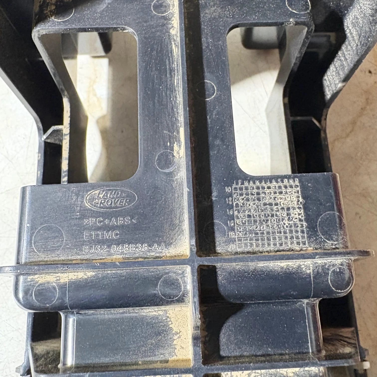 Range Rover Evoque BJ32-048B38-AA centre console mounting bracket part number