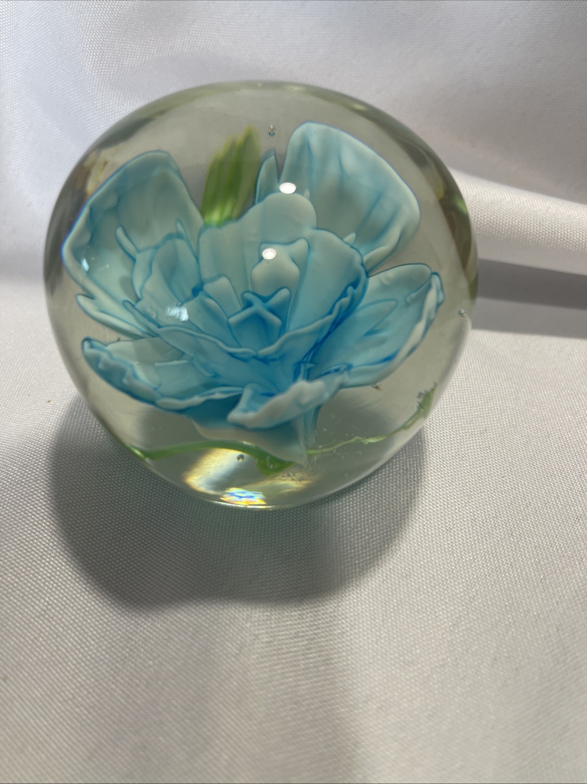 как выглядит Paperweight glass ball with beautiful aqua and white flower design inside фото