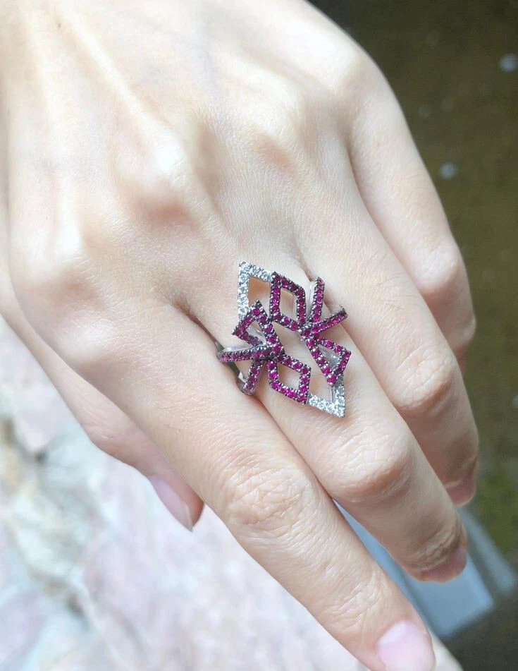 Unique Fancy Bow Design Simulated 1.08 TCW Round Cut Ruby & Sapphire Party Ring - Image 2 of 4