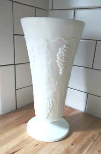 Hoher Sockel Milch Glas Vase Indiana Glas Kolonie Ernte Trauben Wohnkultur  - Bild 1 von 10