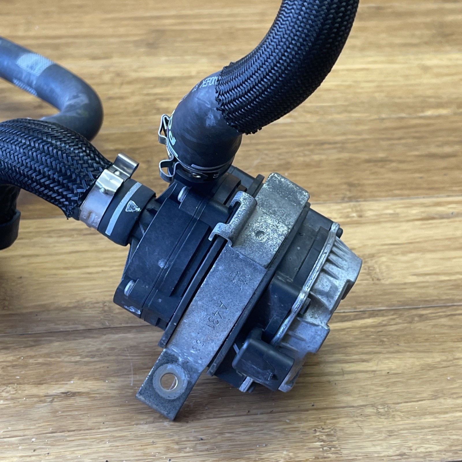 2013-2022 Maserati Ghibli M157 3.0L Auxiliary Coolant Water Pump W/ Hoses OEM