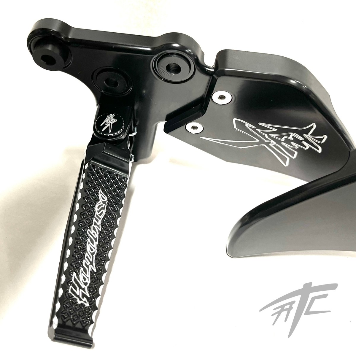 HAYABUSA BLACK CONTRAST KANJI FOOT PEG BRACKET, PINS 2022