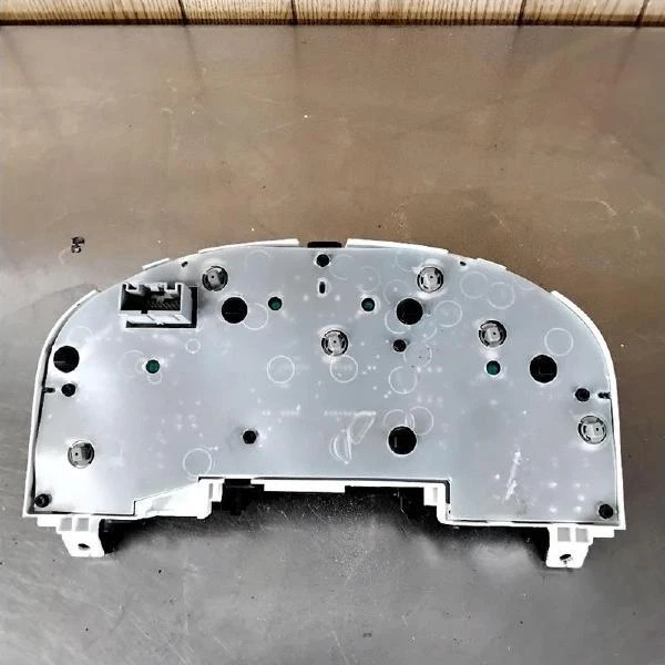 Grupo de velocímetros MPH ID 5F2T-10849-AA a través del anuncio para Ford Freestar 2005 Foto 2 de 3