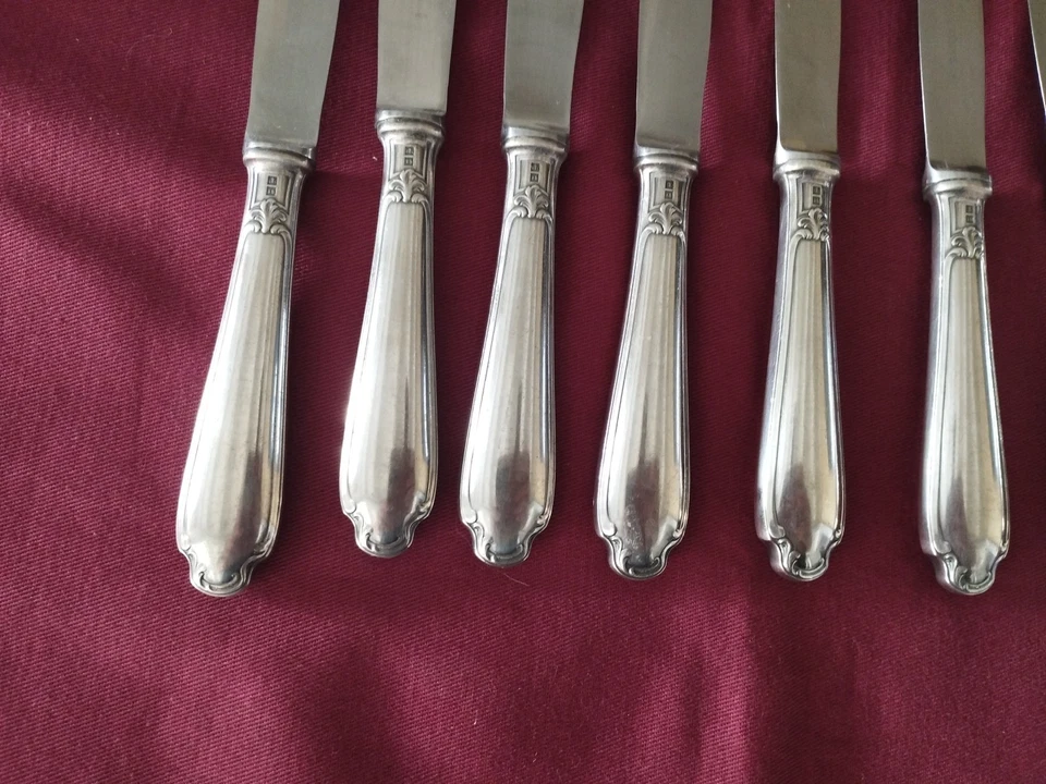 12 couteaux de table en métal argenté Christofle alfénide modèle pompadour - Photo 4/4