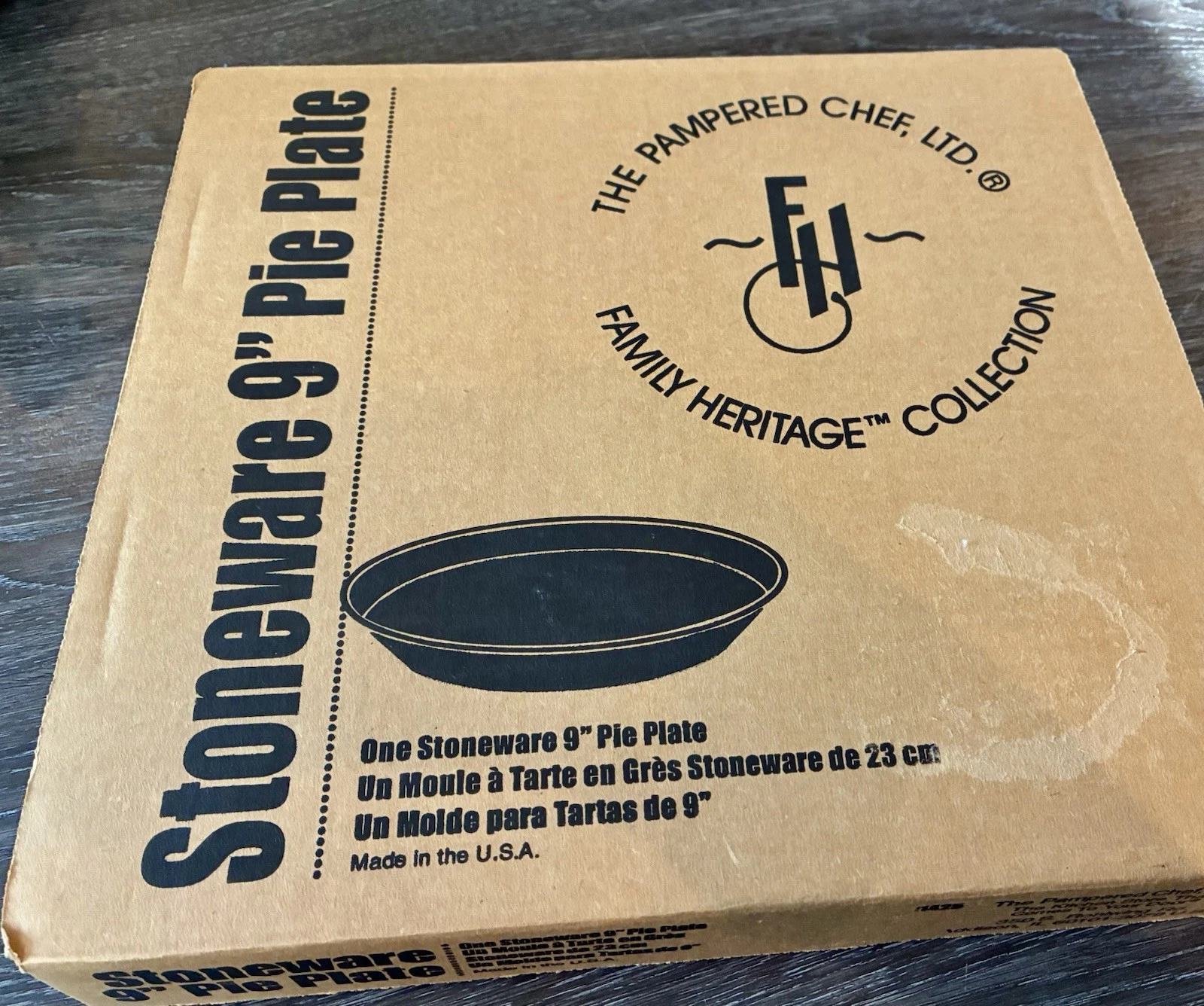 The Pampered Chef Stoneware Pie Pan #1425 Family Heritage Collection NEW Scraper
