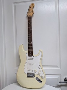 Squier by Fender stratocaster White 美品 Amazon.com: Fender Squier Affinity Stratocaster, Laurel - Olympic