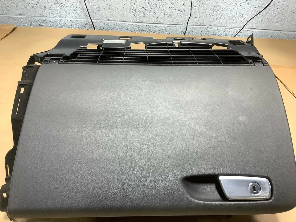 Audi A4 Quattro 2009 guantera lateral del pasajero delantero compartimento de almacenamiento OEM+ Foto 4 de 4