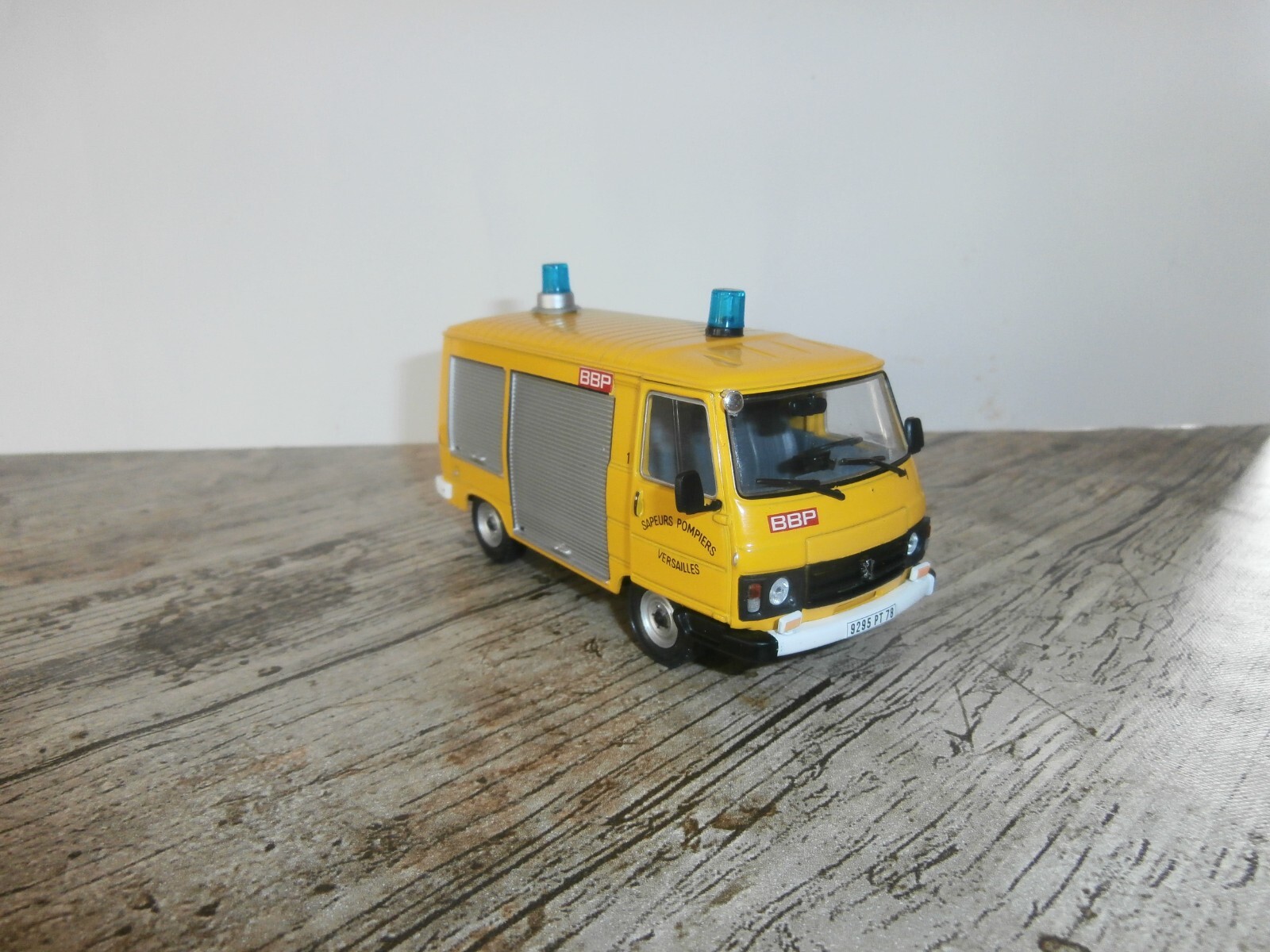 Peugeot J9 VSR BBP Pompiers de Versailles 1/43e réplique du célèbre fourgon d'intervention