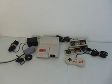 NES-101 Top Loader Nintendo Entertainment System Complete Tested 3 controllers