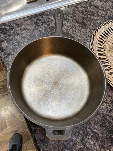 Vintage #8 Wagner Ware Cast Iron 10 1/2" Inch Chicken Fryer