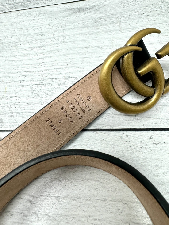 Cinto fino Gucci GG Marmont em couro preto com fivela de latão - infantil tamanho P - Imagem 3 de 4