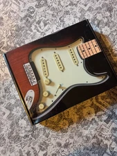 Fender Stratocaster SSS Noiseless Pre-Wired Pickguard White/Back/White