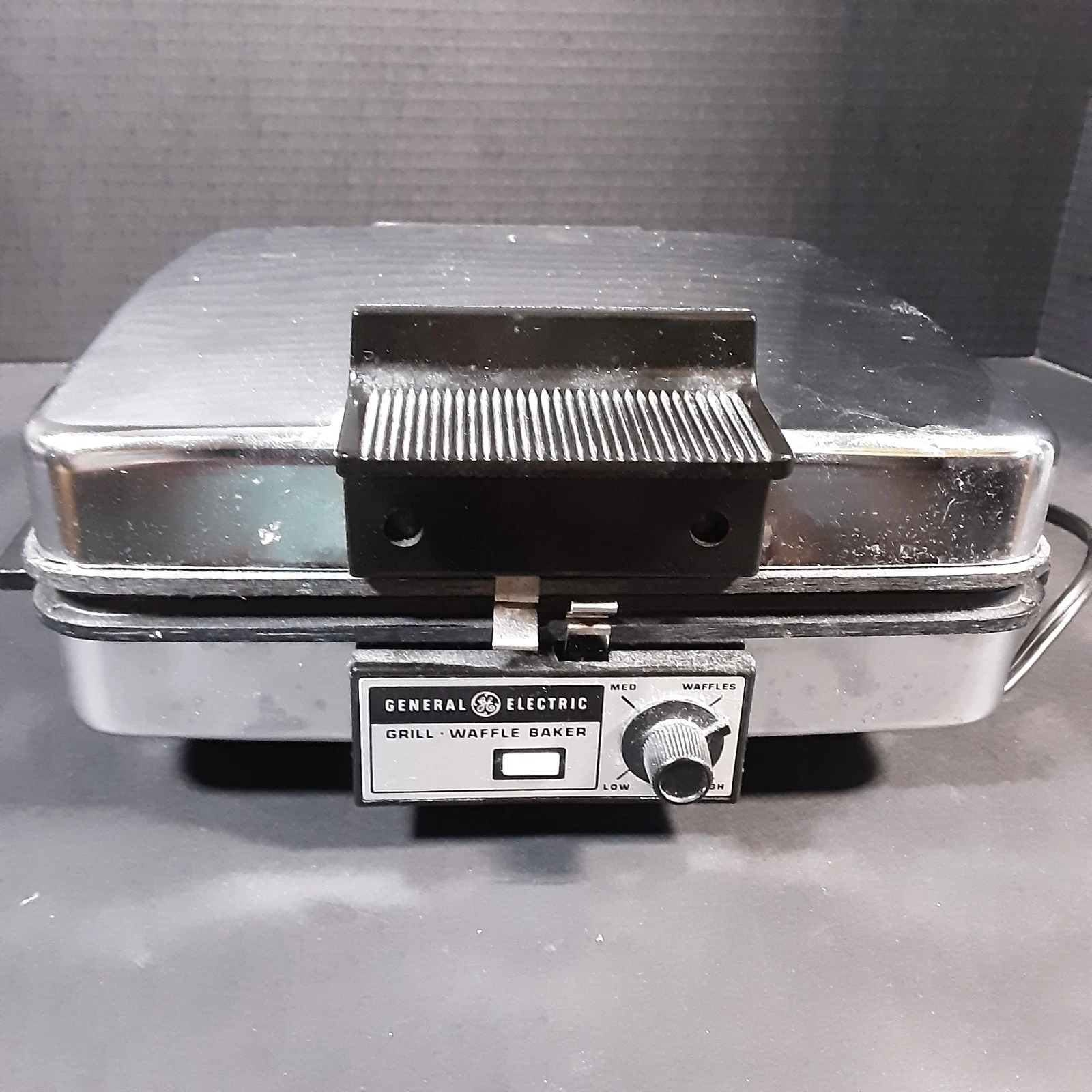 VTG General Electric A2G48T Grill Waffle Maker with Reversible Removable Plates