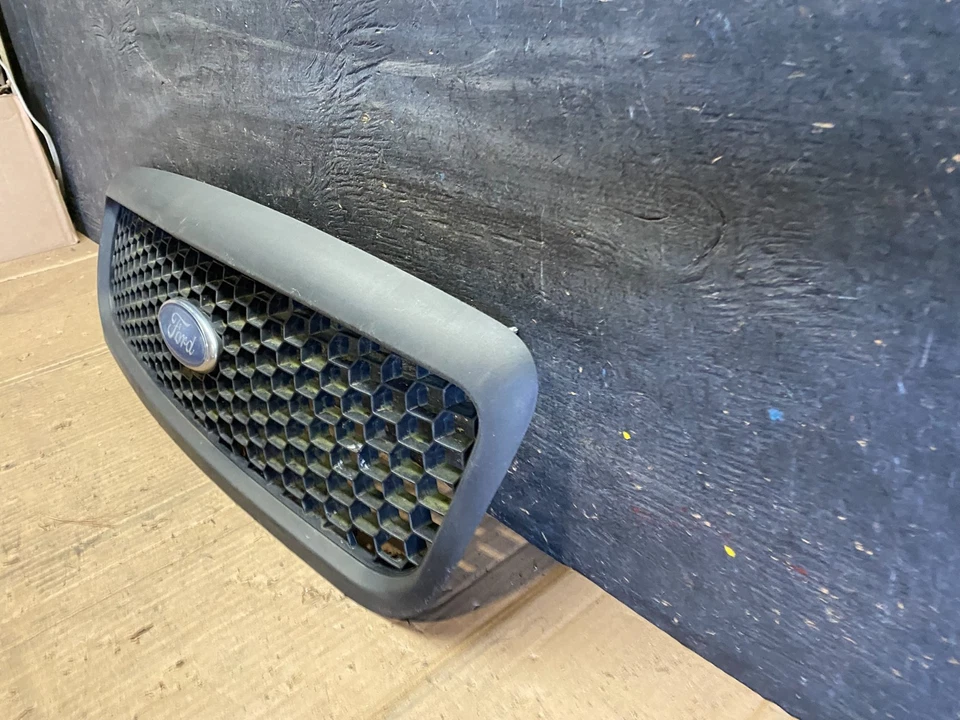 Решетка верхняя передняя для Ford Crown Victoria 2001-2011 годов выпуска сотовая черная S8698 DG - Изображение 2 из 4