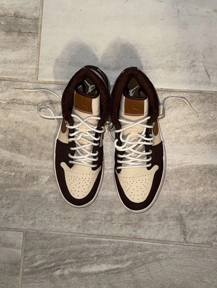'Creme chocolate amargo' US M 8/W 9.5 Air Jordan 1 Mid SE - Imagem 2 de 4