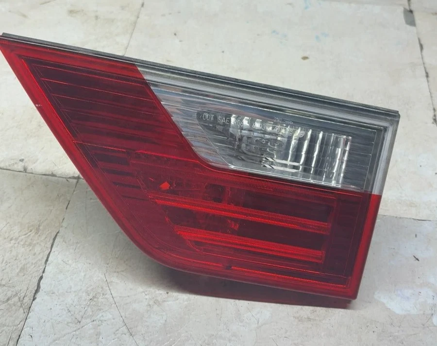 2007-2010 BMW X3 Passenger Side Right Rear Tail Light Assembly Tailgate Mounted Foto 2 de 4