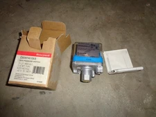 Honeywell C6097A1053 Gas Pressure Switch, 1/4" NPT, 120-240VAC, 50/60Hz - NEW